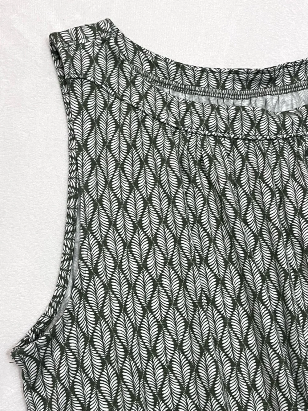 LOFT Outlet Women’s Dark Green & White Geometric Sleeveless Tank Top Large - Picture 3 of 16